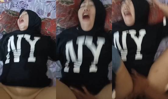 Bokep hijab dicolmekin dulu baru ngentot